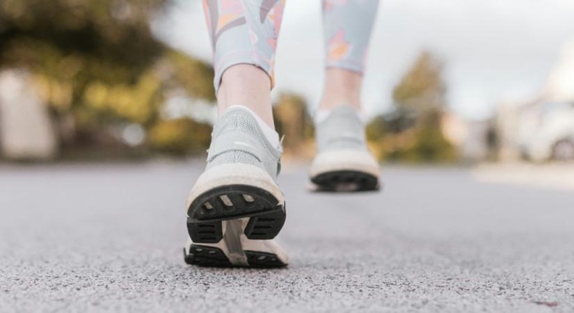 A dietetikusok egyetértenek: ennyi séta kell 45 felett a fogyás beindításához