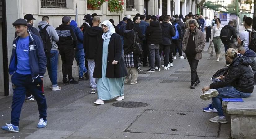 Spanyolország félmillió migránsnak adhat tartózkodási engedélyt