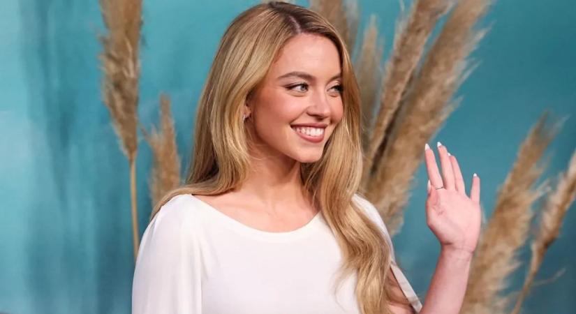 Nagyon kidurrantak a szívdöglesztő Sydney Sweeney légzsákjai ebben az öreg Chevyben