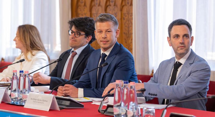 Magyar Péter szórta a nagyvonalú gesztusokat, békéről azonban szó sincs a túlélésért küzdő Fidesszel