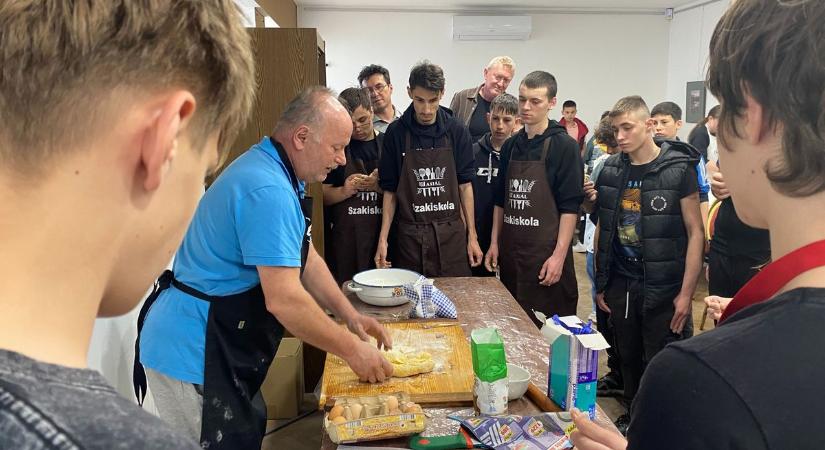 Nem hagyják elveszni: mesterek adják át gyerekeknek a bajai halászlé tudományát  fotók, videó