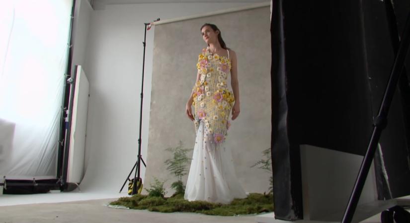 Különleges projekt: 7 kilós Lego-ruhát készítettek magyar tervezők