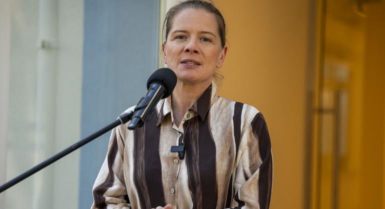 Bocsánatot kért mindenkitől a gyűlöletkampány miatt Király Nóra, a Fidesz képviselőjelöltje