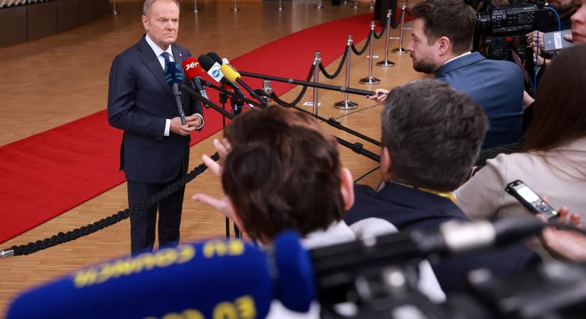 Donald Tusk úton a padló felé