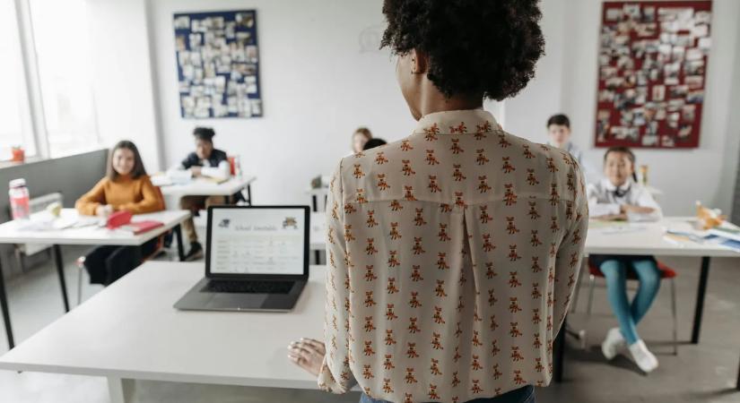 Brutálisan támadtak rá a gyerekek a tanárnőre, soha többé nem térhet vissza a munkába