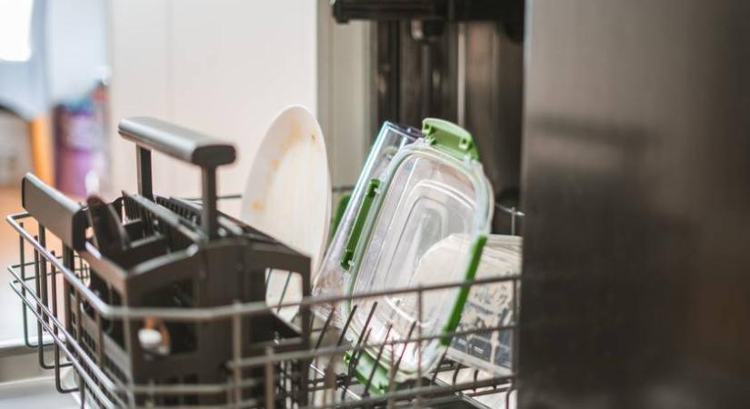 Tilos mosogatógépbe tenni az ilyen edényeket – Mérgező vegyületek oldódnak ki belőlük