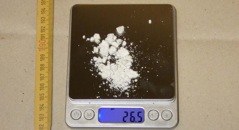 Kiskorú gyermekeikkel közösen kábítószert terjesztett egy házaspár