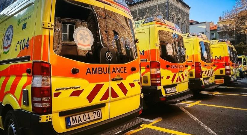 Kávéra várva esett össze a férfi a jégcsarnokban, óriási küzdelem kezdődött a megmentéséért