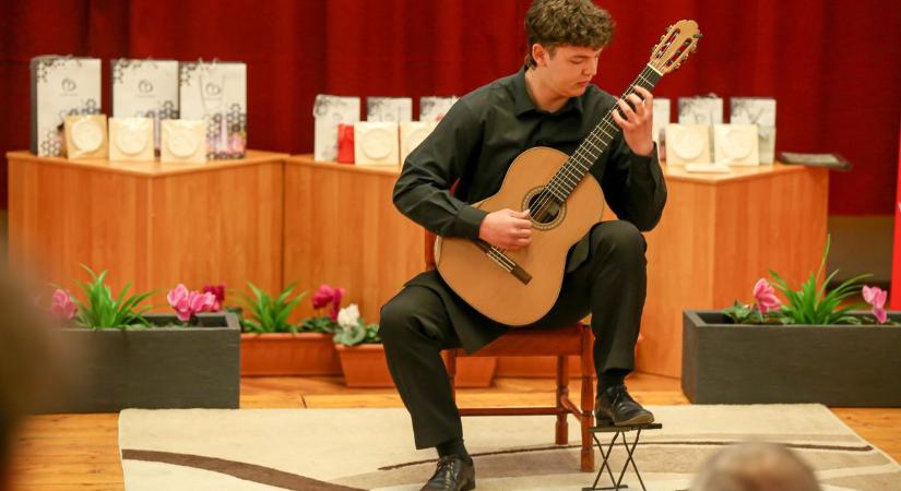 Az ország legjobb gitáros növendékei bizonyították tehetségüket (galéria)