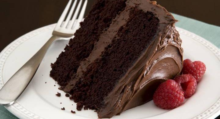 Klasszikus amerikai csokitorta: puha tészta, ínycsiklandó krém