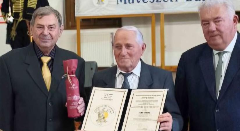 Nem csupán a munkában volt igényes, verselésben is kiváló