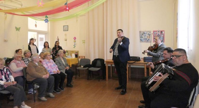 Még a botot is eldobták – 90 évesen perdült táncra az abonyi szépkorú