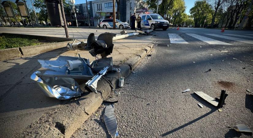 Fotók és videó a helyszínről! Jelzőlámpát döntött egy busz Hajdú-Biharban!