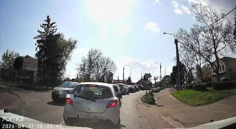 Ez megőrült?! Nincs mentség arra, amit ez a józsai autós művelt, óriási veszélybe sodort mindenkit - videóval!