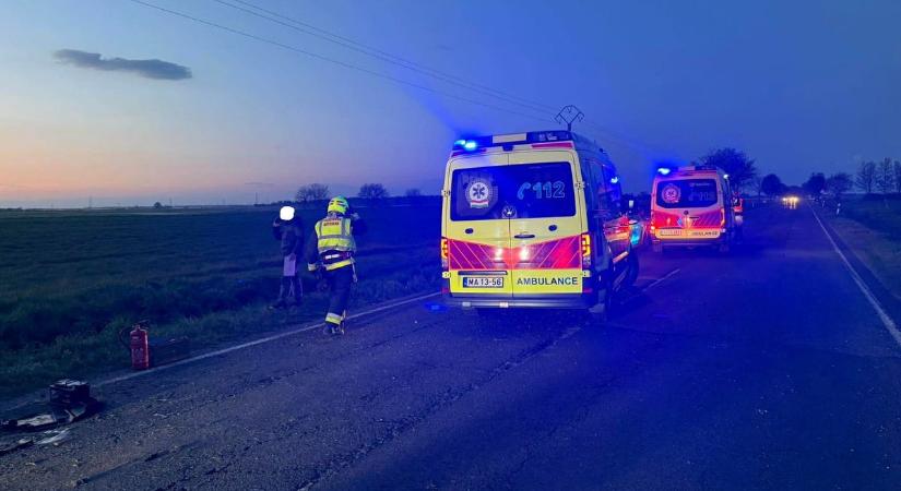 Több mentőautót is riasztottak a helyszínre, árokba hajtott egy autó a 86-os főúton