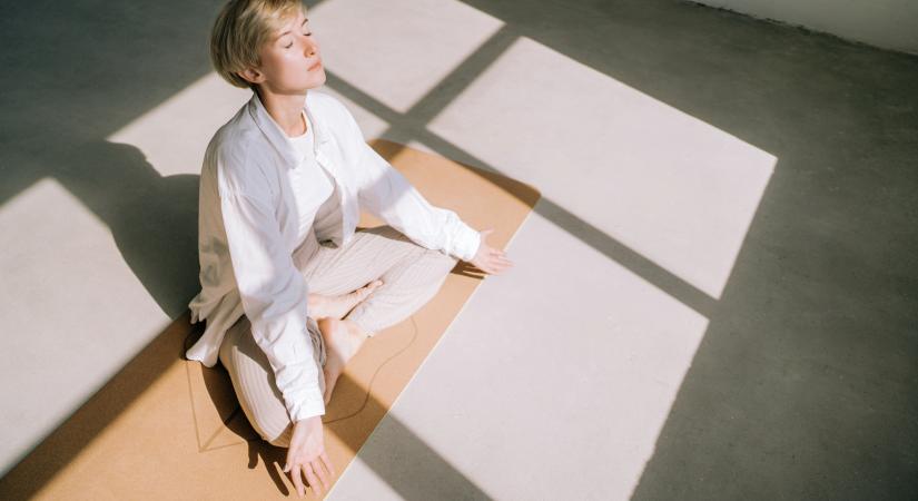 Migréntől szenvedsz? Ez a jógapóz azonnal segít a kínzó fejfájás ellen