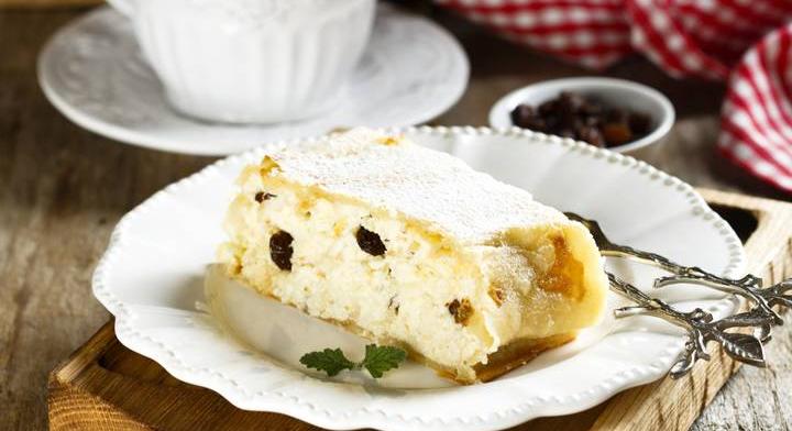 Német túrós rétes házilag: mazsolában gazdag krémmel sül a tészta