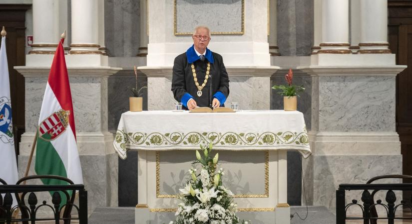 Meghosszabbították Trócsányi László rektori kinevezését