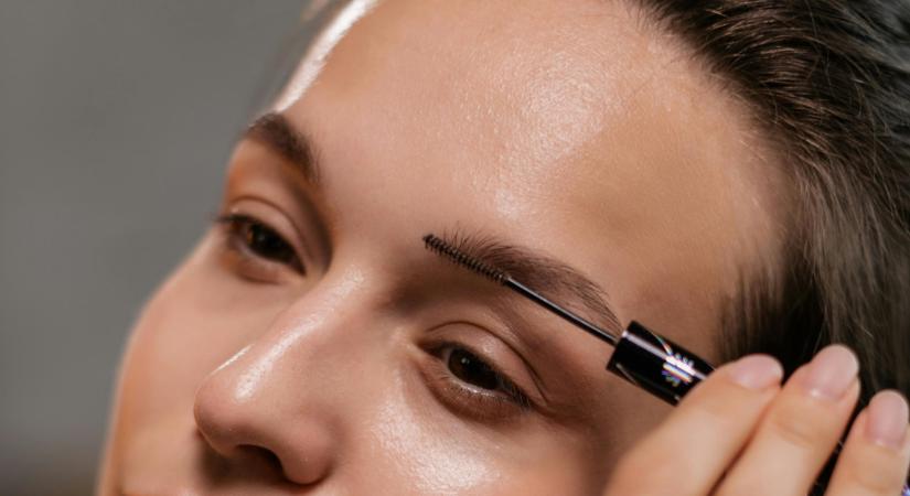 Szemöldökragasztó? Amit az arccal tesz, az lenyűgöző