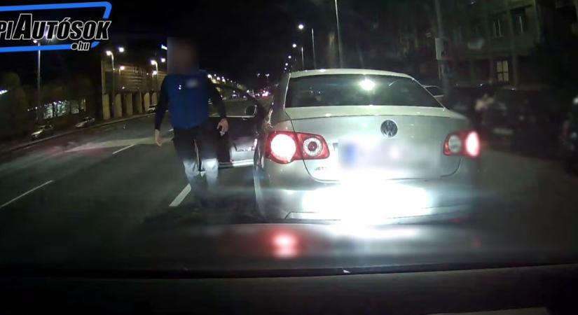 Fegyverrel fenyegetőzött egy őrjöngő autós a Hungária körúton