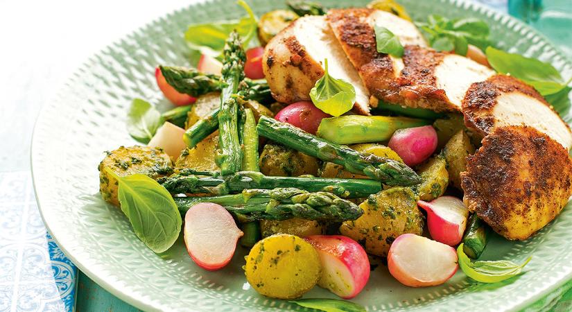 Ínycsiklandó és egészséges: csirkemell pestós tavaszi zöldségekkel