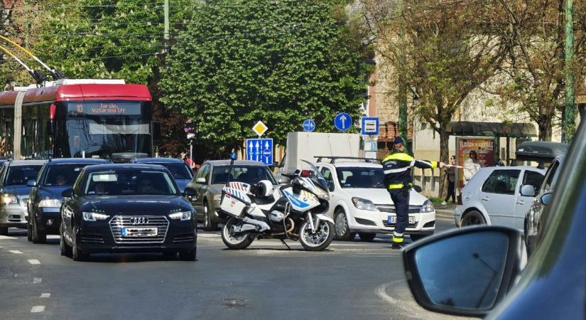 Hatalmas a torlódás Szegeden, motoros rendőrök segítik a forgalmat