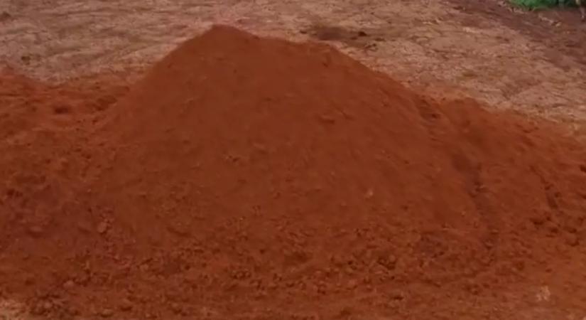 Különös földkupacot fedez fel a gazda a szántóföldjén: Ahogy közelebb megy, minden világossá válik