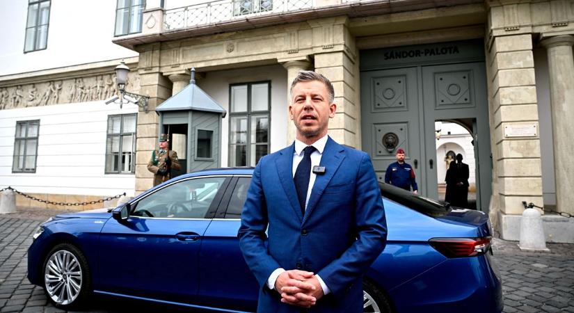 Volvót tart otthon, Skodával kampányolt: milyen autóba ül be kormányfőként Magyar Péter?
