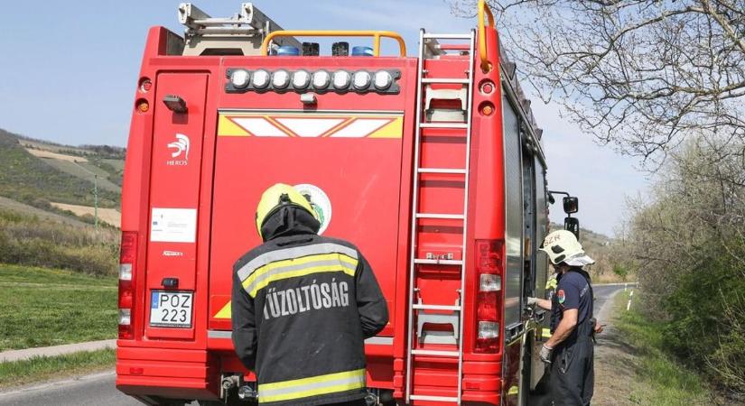 Frontális karambol a 3-as főúton, árokba csapódtak az autók