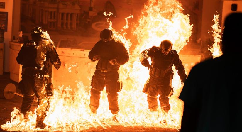 Áprilisban a Netflixen: Ütős új előzetest kapott A tűzben edzett férfi-sorozat