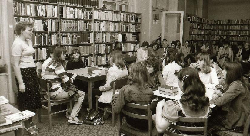 Meglepő fotó a múltból – talán ön is rajta van a múlt századi könyvtári vetélkedő képén