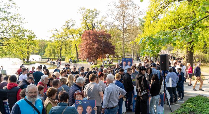 Sorban állás a TISZA debreceni képviselőinek aláírásáért