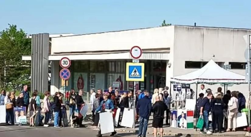 Hosszú órákig álltak sorban az emberek, hogy a Tisza politikusaival aláírassák a plakátjaikat