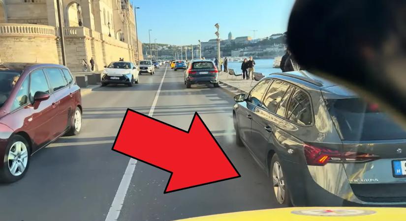 Még a mentős sem hitte el, hogy átférnek: íme a pesti alsó rakpart egy szirénázó menőautóból nézve!