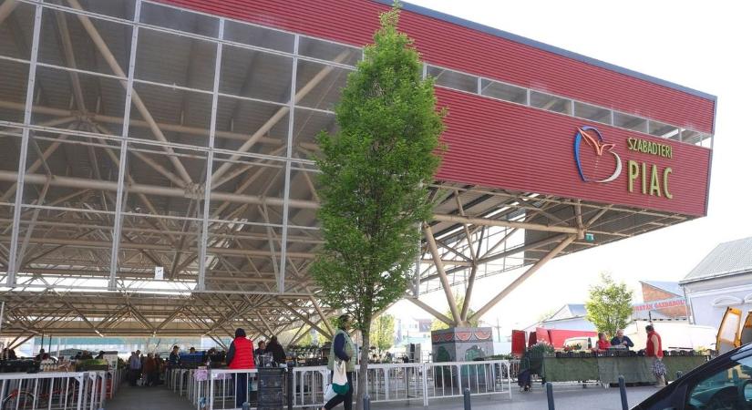 Hatezer kilója a nyíregyházi piacon, mégis viszik, mert nem lehet rá nemet mondani (fotók, videó)