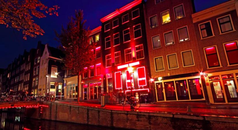A coffee-shopok után az amszterdami piros lámpás negyed is sorra kerül