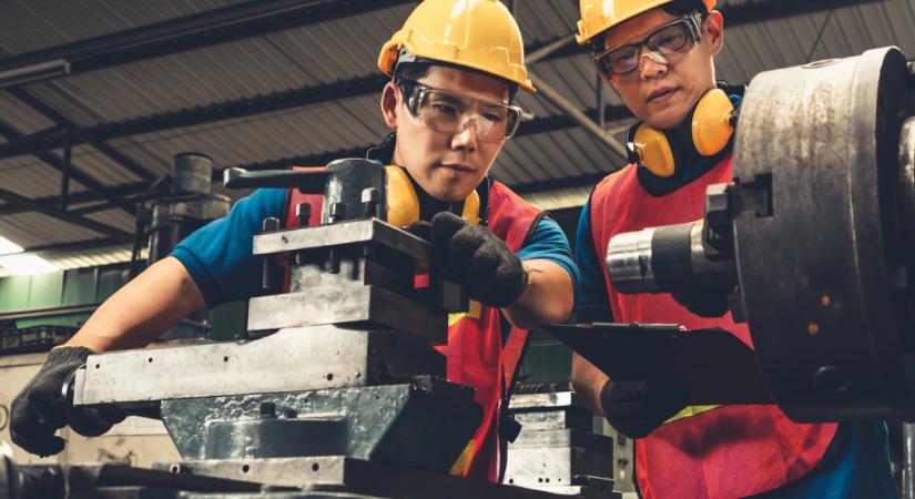 Láthatatlan NAV-kockázat cégeknél: így lehet hibázni a külföldi dolgozók foglalkoztatásánál