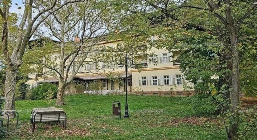 Milliárdokért keresik a legendás Postás üdülő új gazdáját: mi lesz a sorsa a Balaton egyik legszebb épületének?