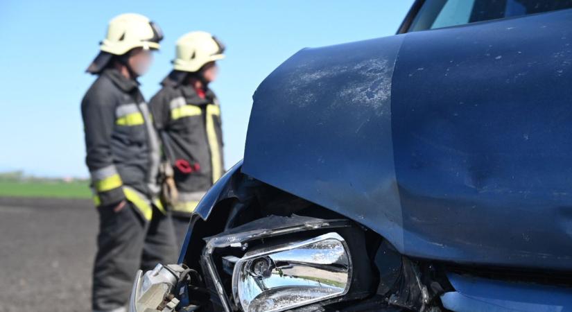 Ripityára tört autók egymás után, törmelék az úton: megérkeztek az első fotók a jászladányi tömegbaleset helyszínéről