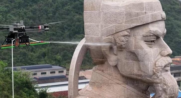 Drónnal takarították el a darázsfészket egy ősi kínai költő szobrának füléből