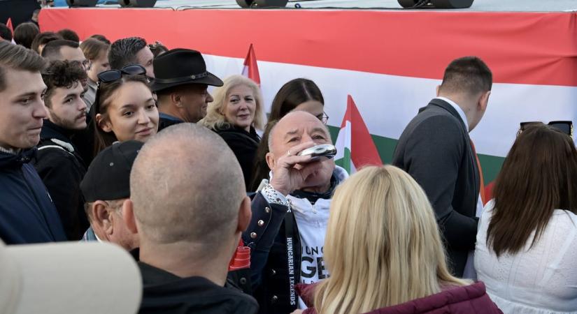 „Közöttünk a legokosabb az Orbán” - mondta Nagy Feró, aki szerint olyan nincs, hogy Rétvári Bencét elveri egy „gyogyó”