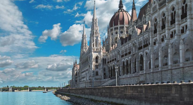 Választás 2026: eldőltek a szoros körzetek, itt a végeredmény, kiderült hány mandátum jut a Tiszának, Fidesznek