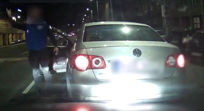 „Szarok a rendőrségre, lelőlek, baszod” – videón egy büntetőfékező sofőr ámokfutása a Hungária körúton