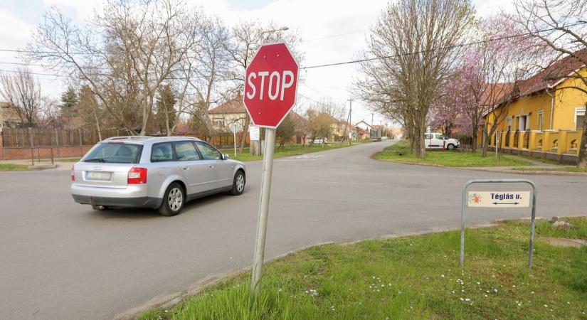 A legtöbb sofőr szerint a traktornak van elsőbbsége ebben a kereszteződésben