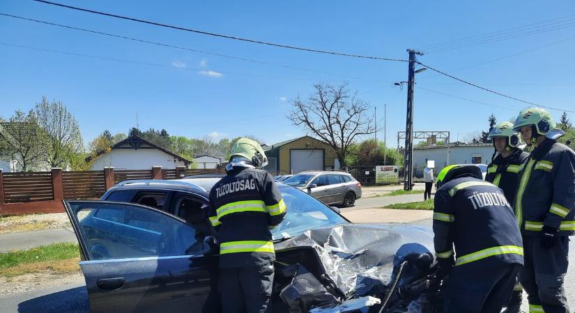 Durva karambol Nyíregyházánál! Négy embert vittek el a mentők! (fotók)