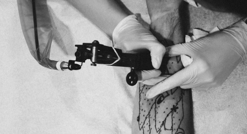 A tudósok feltárták, mi történik a tetoválófestékkel a testben