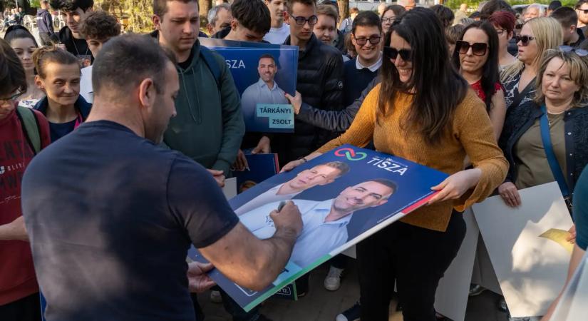 Plakátláz az országban: Relikviaként gyűjtik és dedikáltatják a Tisza Párt hirdetéseit