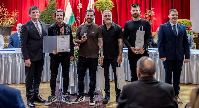 Ünnepel a csokifőváros: rangos díjat vehetett át a népszerű magyar rockzenekar
