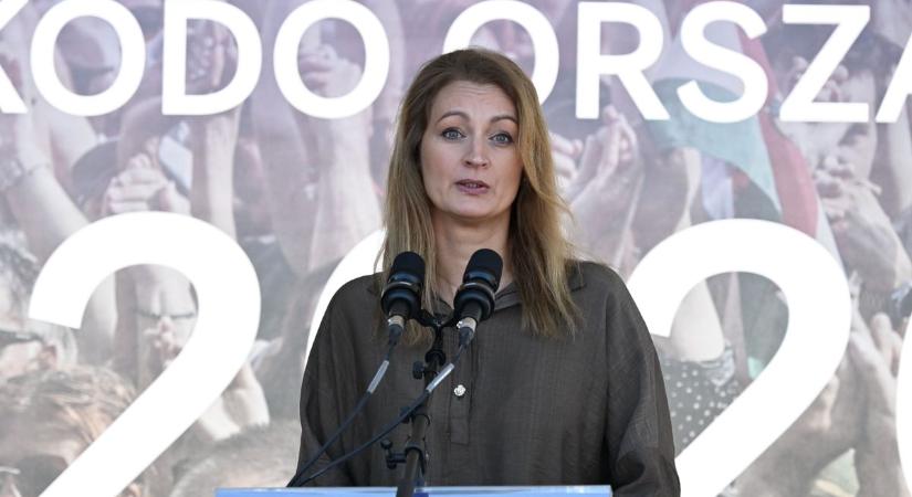 Forsthoffer Ágnes rendezvényén a rendőröknek kellett megvédeniük a Tisza szimpatizánsaitól a Hír Tv riporterét (videó)