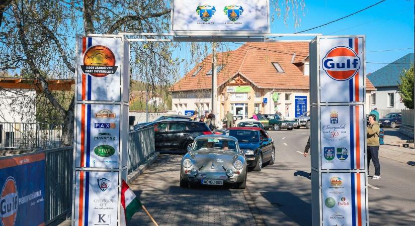 Csillét toltak, évszázados dízelmotort indítottak az oldtimer túrán Hevesben